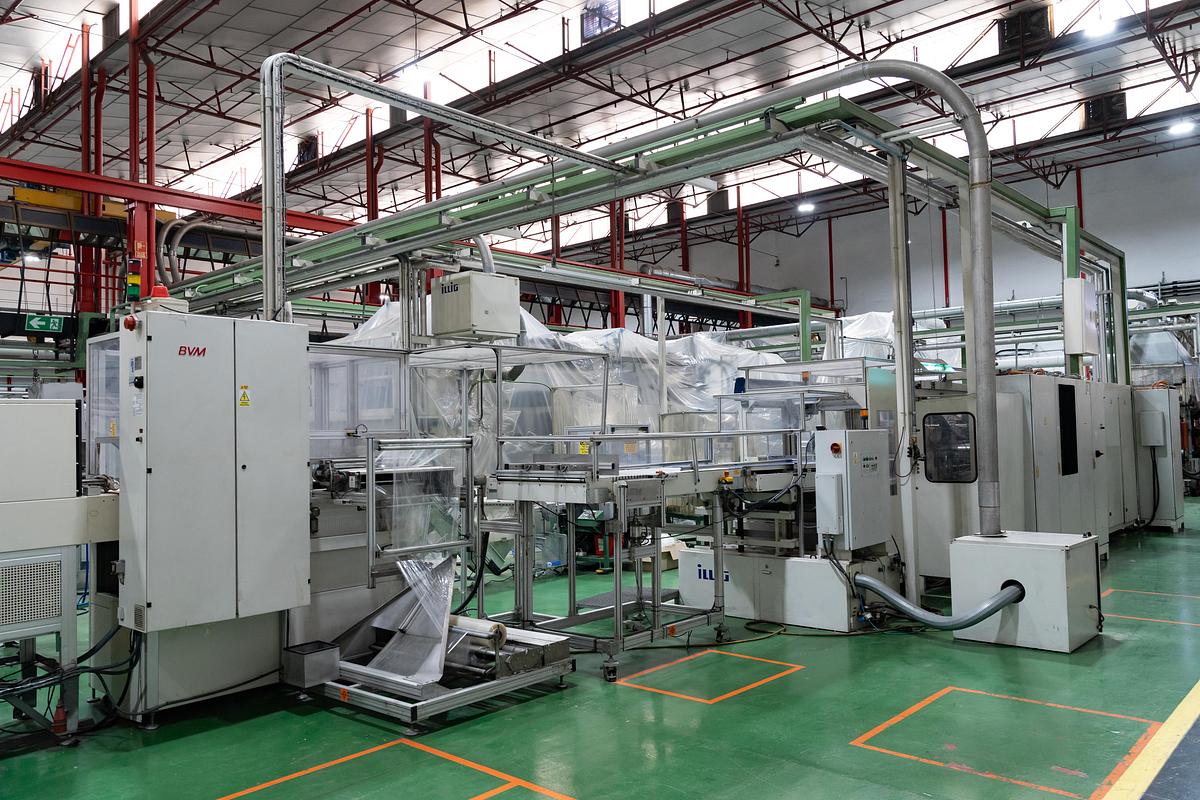 Used 2010 AMUT & ILLIG, AMUT E100 Coextruder/ Inline ILLIG RDK80
