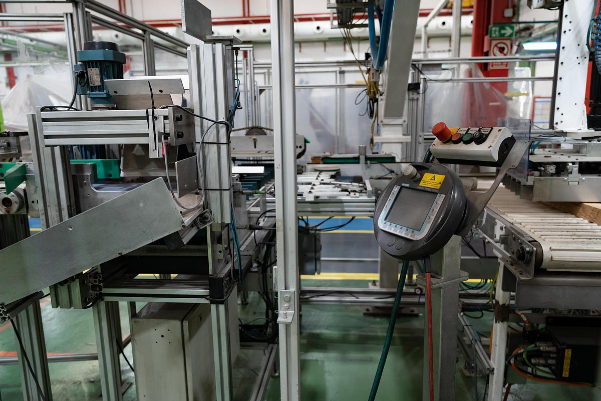 Used 2010 AMUT & ILLIG, AMUT E100 Coextruder/ Inline ILLIG RDM75K
