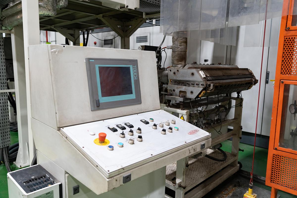 Used 2010 AMUT & ILLIG, AMUT E100 Coextruder/ Inline ILLIG RDM75K