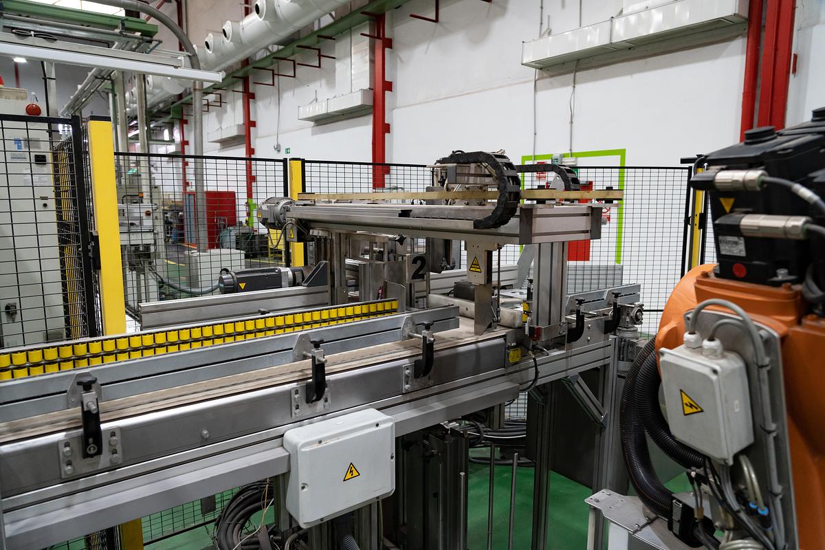 Used 2010 AMUT & ILLIG, AMUT E100 Coextruder/ Inline ILLIG RDK80