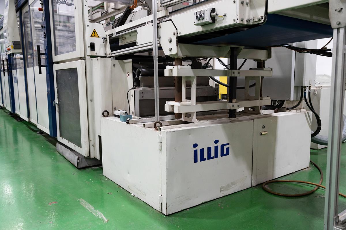 Used 2010 AMUT & ILLIG, AMUT E100 Coextruder/ Inline ILLIG RDK80