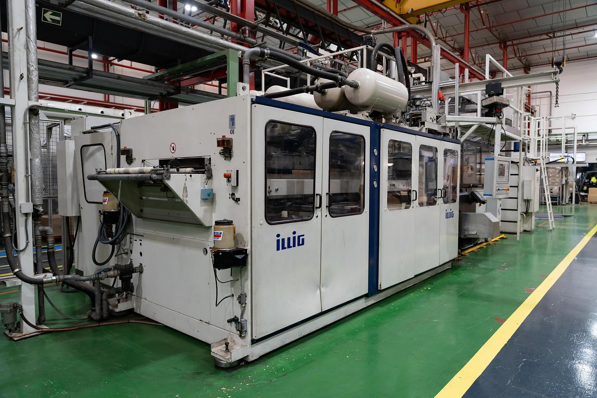 Used 2010 AMUT & ILLIG, AMUT E100 Coextruder/ Inline ILLIG RDM75K