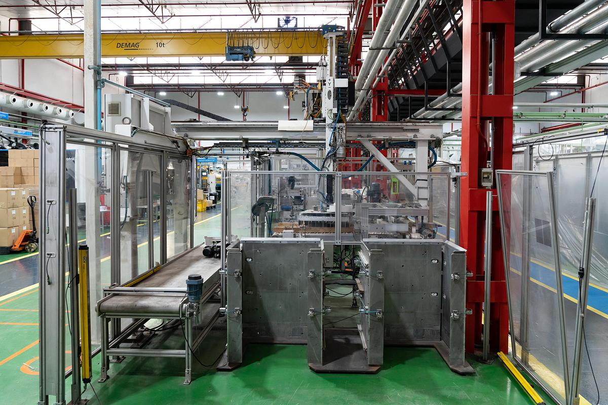 Used 2010 AMUT & ILLIG, AMUT E100 Coextruder/ Inline ILLIG RDM75K