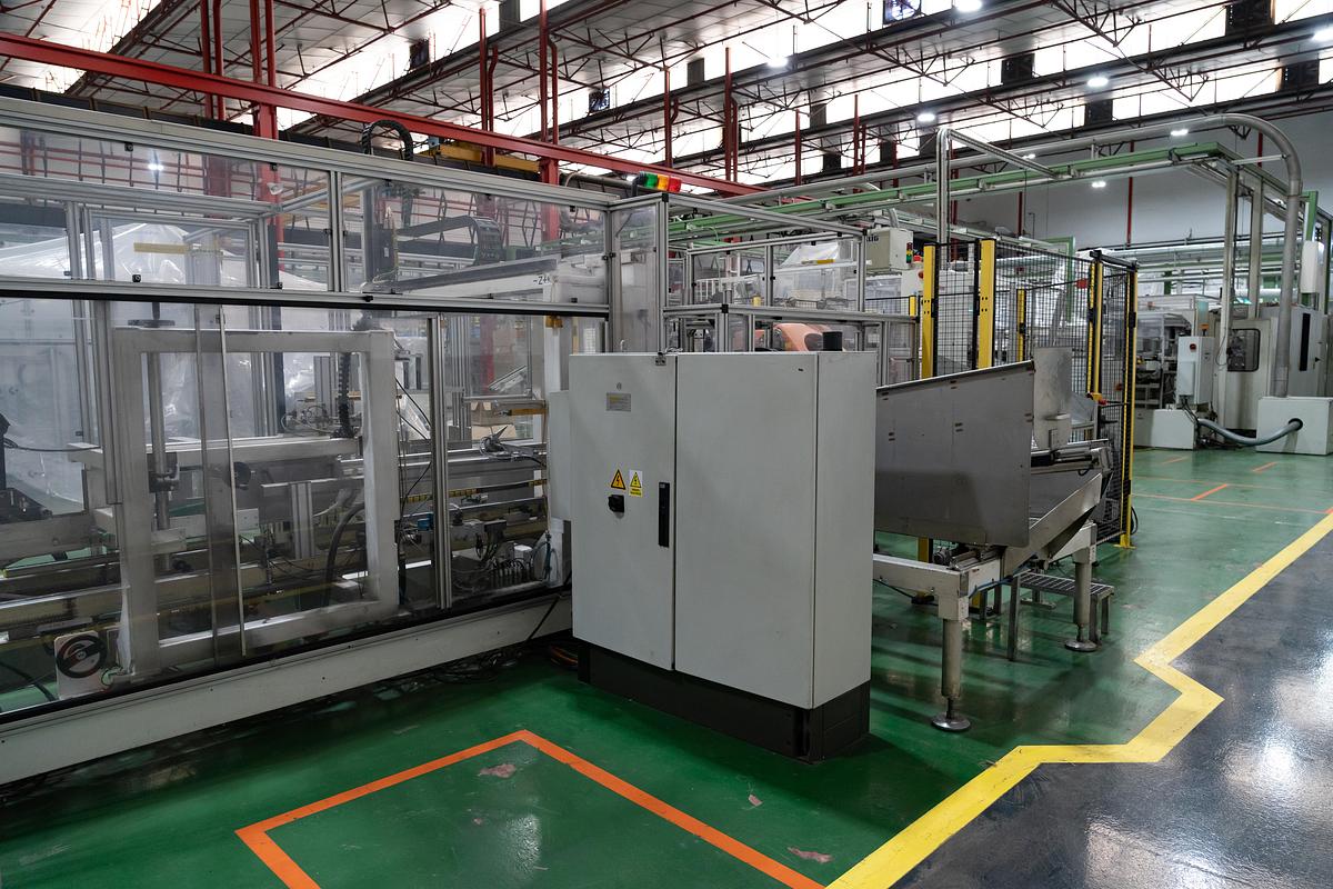 Used 2010 AMUT & ILLIG, AMUT E100 Coextruder/ Inline ILLIG RDK80