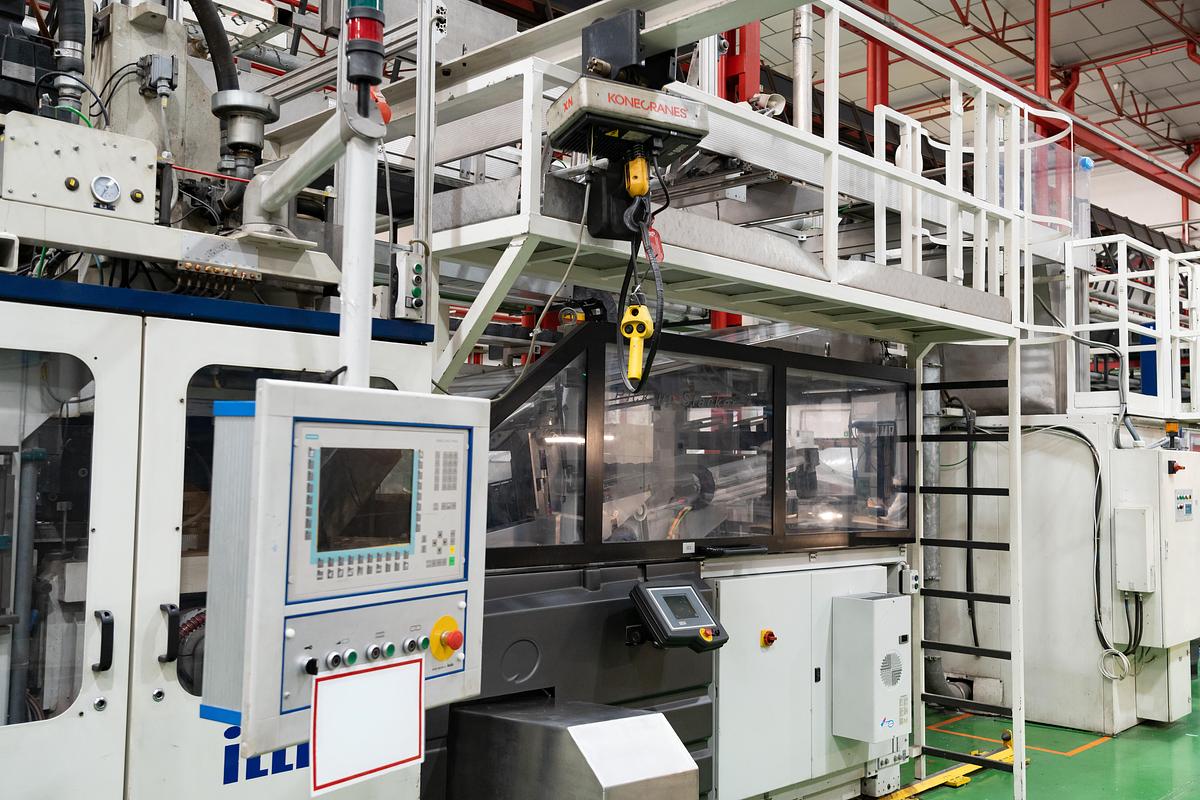 Used 2010 AMUT & ILLIG, AMUT E100 Coextruder/ Inline ILLIG RDM75K