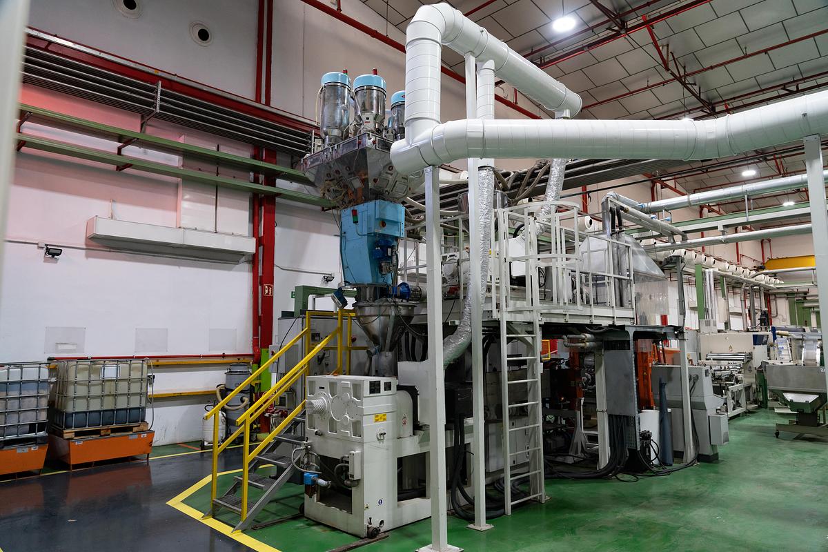 Used 2010 AMUT & ILLIG, AMUT E100 Coextruder/ Inline ILLIG RDK80