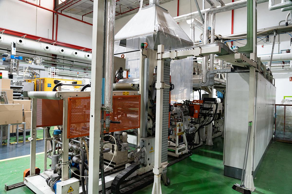 Used 2010 AMUT & ILLIG, AMUT E100 Coextruder/ Inline ILLIG RDM75K