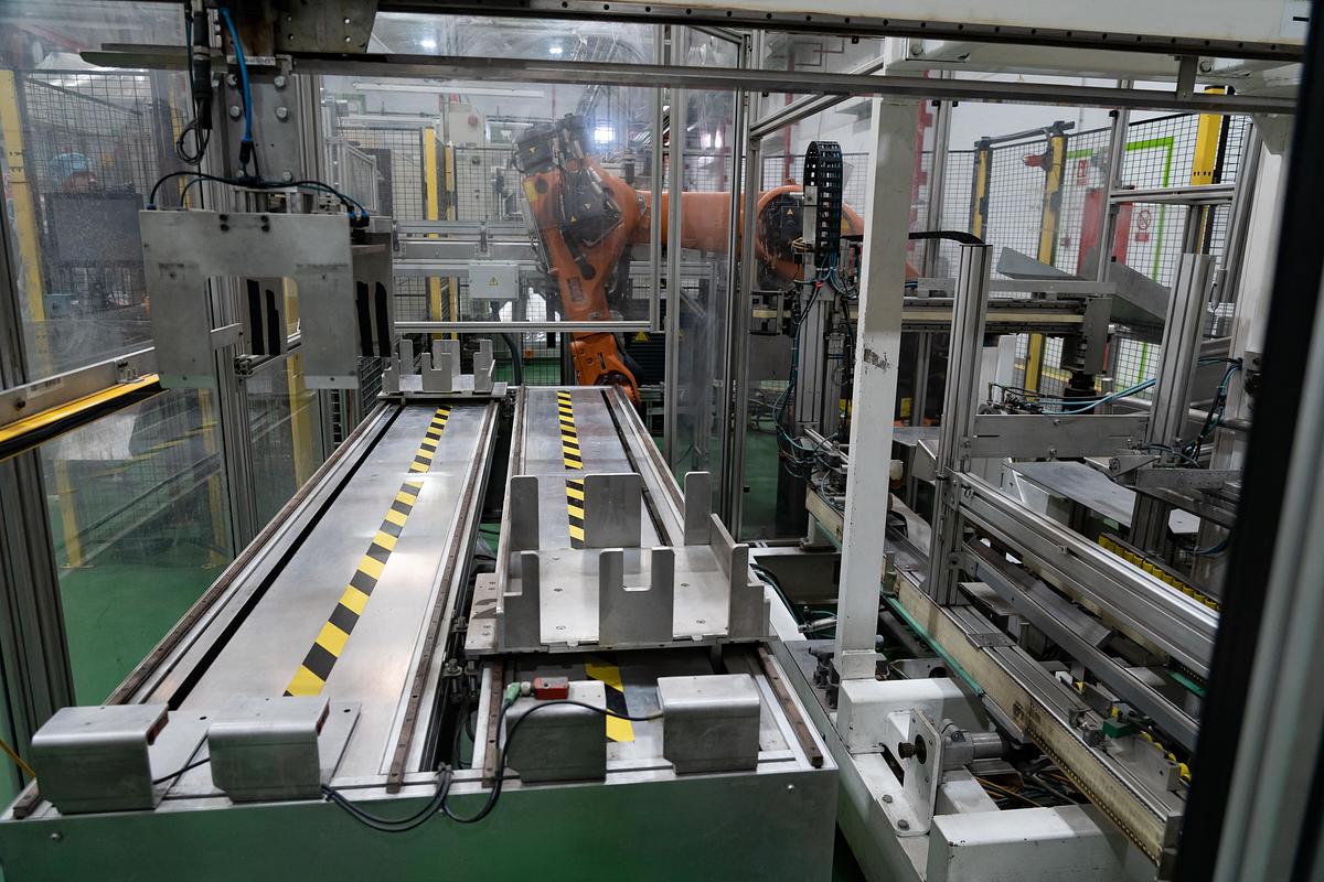 Used 2010 AMUT & ILLIG, AMUT E100 Coextruder/ Inline ILLIG RDK80