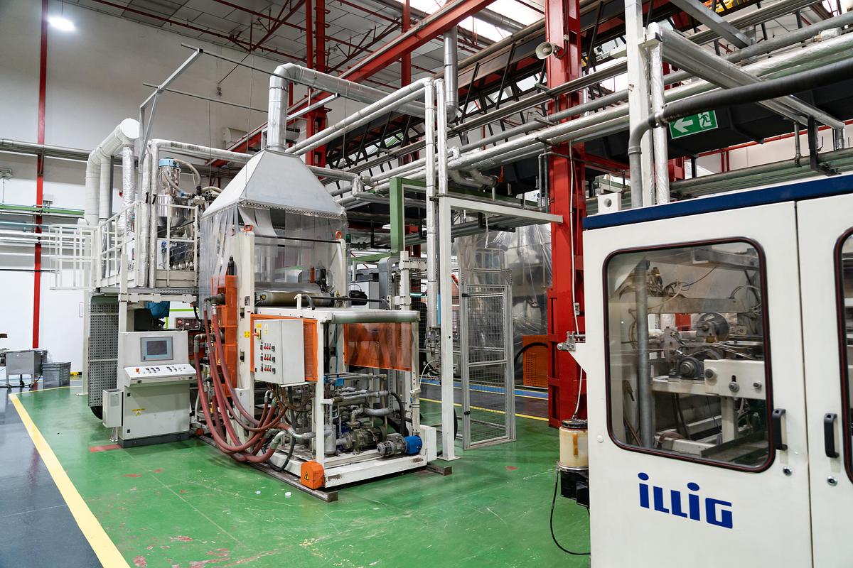 Used 2010 AMUT & ILLIG, AMUT E100 Coextruder/ Inline ILLIG RDM75K