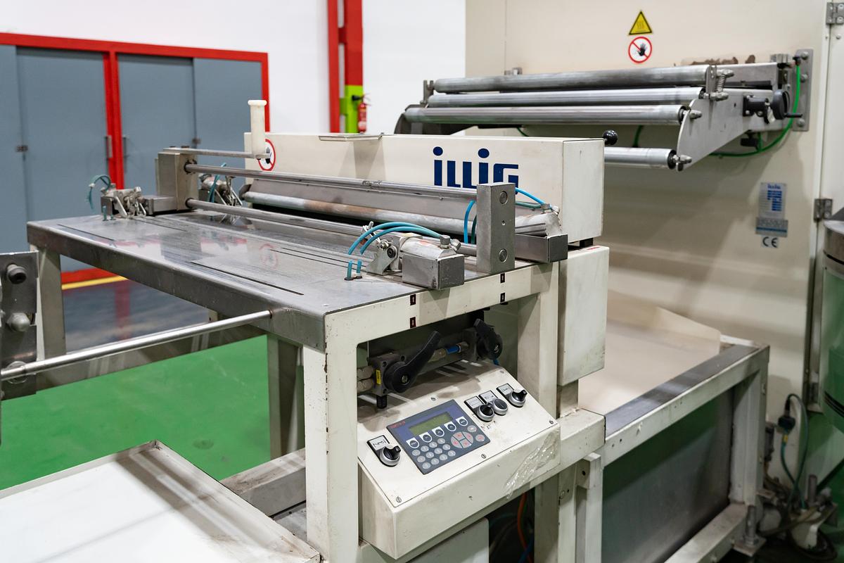Used 2010 AMUT & ILLIG, AMUT E100 Coextruder/ Inline ILLIG RDK80