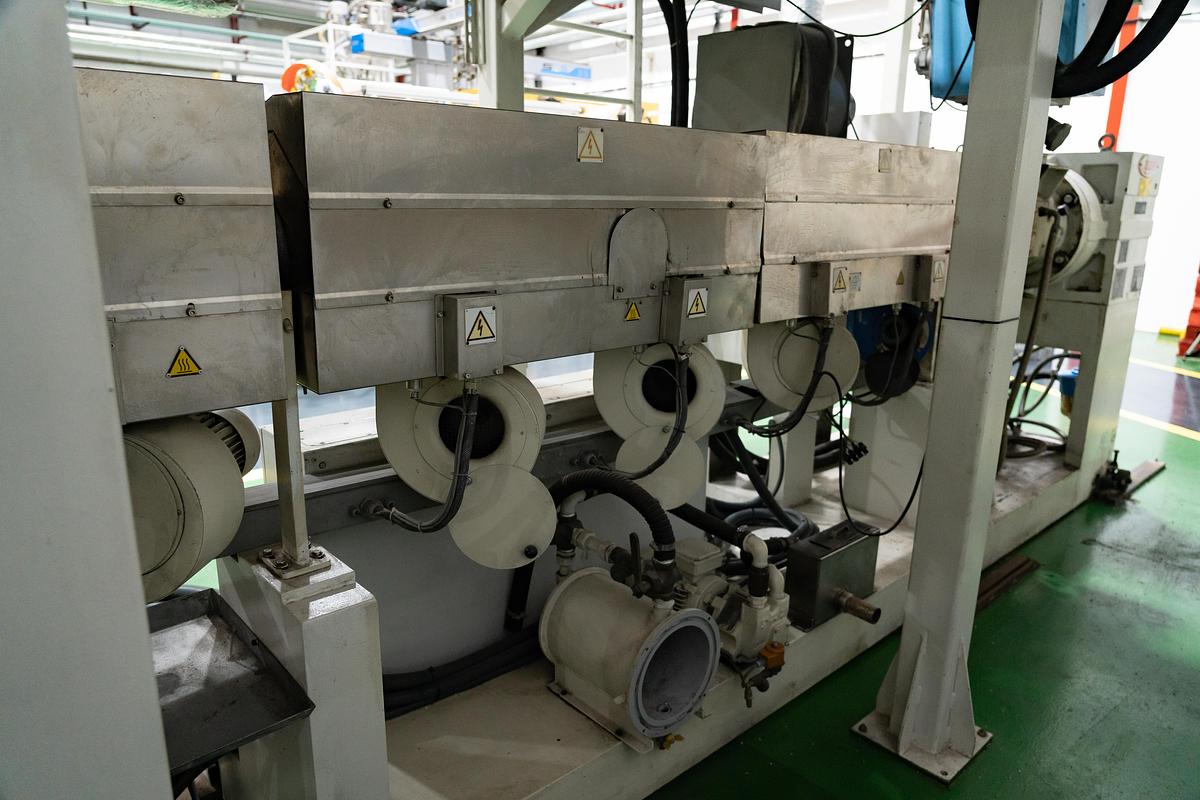 Used 2010 AMUT & ILLIG, AMUT E100 Coextruder/ Inline ILLIG RDM75K
