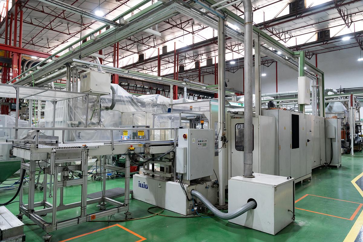 Used 2010 AMUT & ILLIG, AMUT E100 Coextruder/ Inline ILLIG RDK80