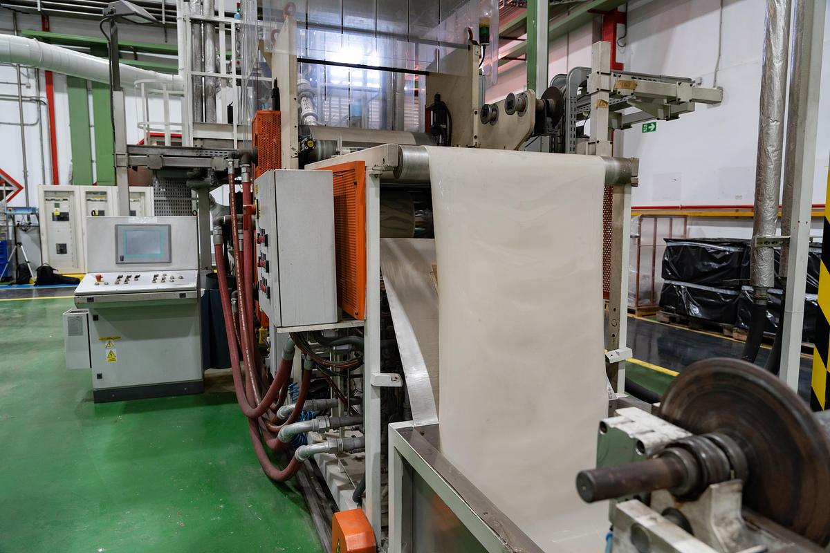 Used 2010 AMUT & ILLIG, AMUT E100 Coextruder/ Inline ILLIG RDK80
