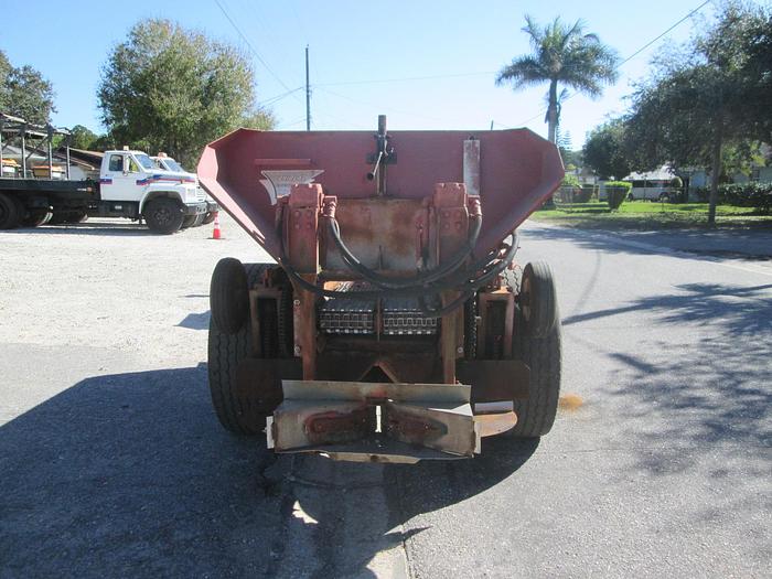 Used Conibear 5 Ton Fertilizer Spreader