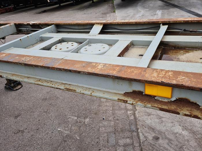 Used 1980 2 axle gooseneck container chassis  steel suspension drum brakes freuhauf
