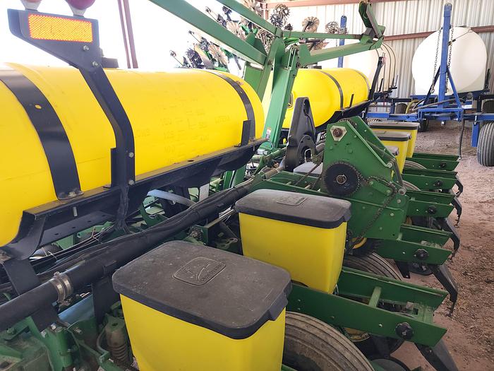 Used 12R30 John Deere 1760 MaxEmerge 2 Corn Planter