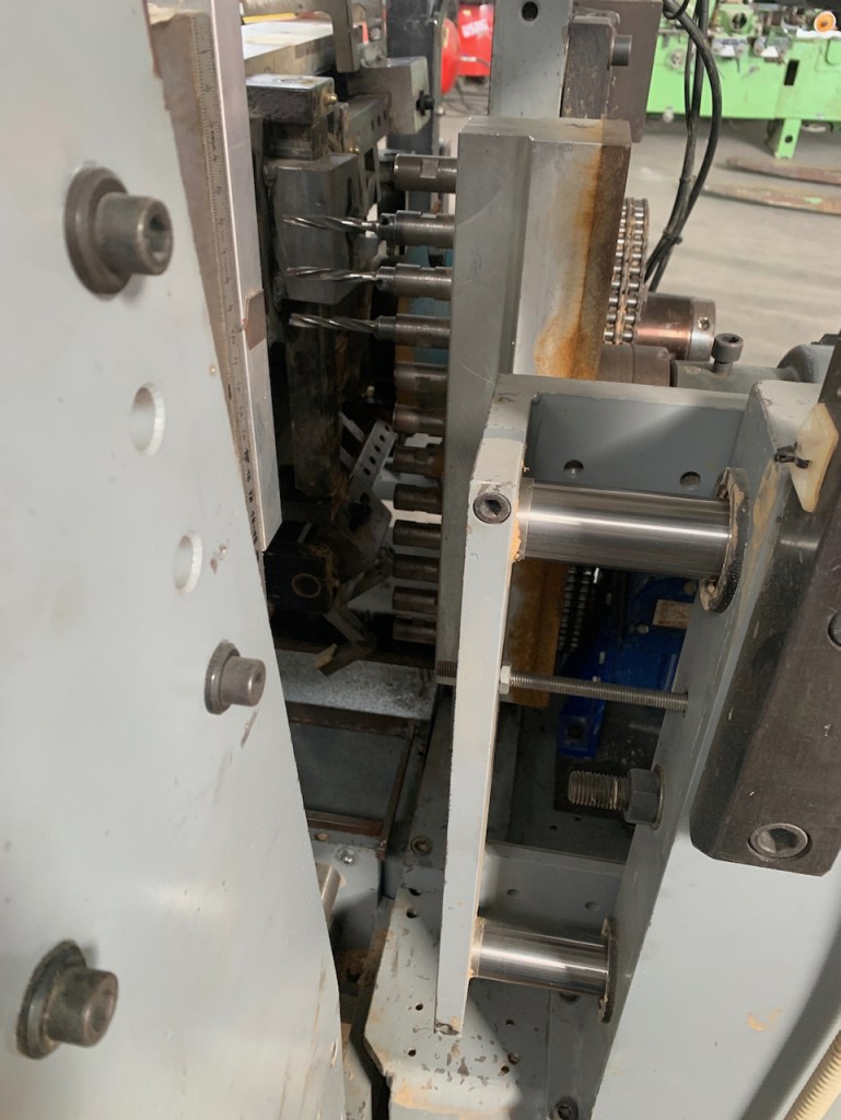 Ricondizionato Mortasatrice automatica Comec, con caricatore, per elementi di lettini per bambini