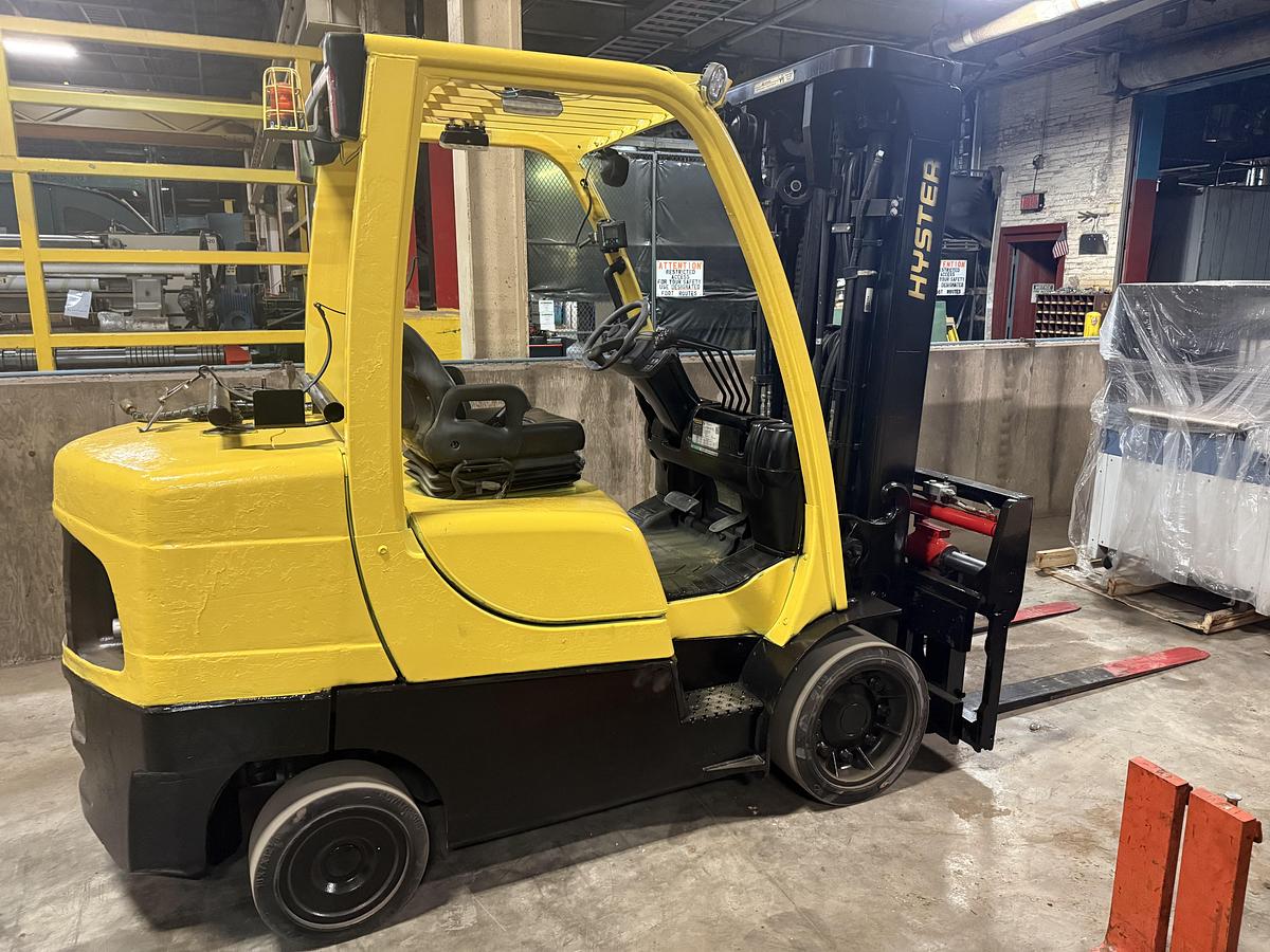 Used 8,000 POUND LB. HYSTER MODEL S80FT FORKLIFT WITH SIDESHIFT AND FORK POSITIONING