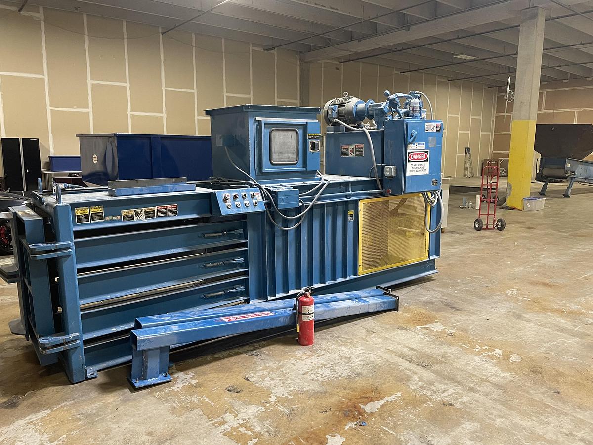 Used AMERICAN HORIZONTAL CLOSED DOOR BALER WITH SELCO CONVEYOR