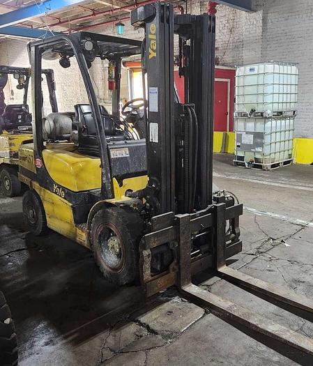 Used 7,000 POUND CAPACITY YALE GLP070VXNGSE091 FORKLIFT WITH FORK POSITIONER - PENDING JF