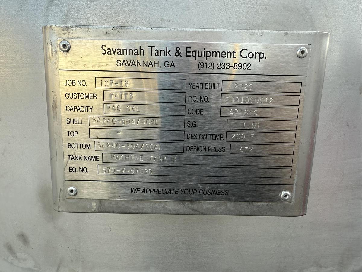 Used 740 GALLON 304 STAINLESS STEEL TANK 4' DIAMETER X 8' TALL