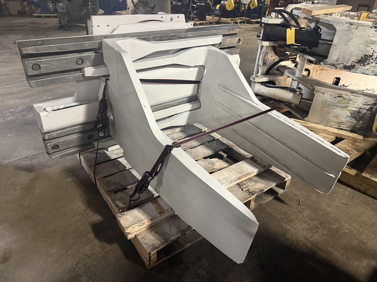 Used CASCADE BALE CLAMP ATTACHMENT CLASS III 