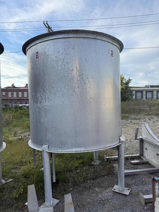 Used 304 STAINLESS STEEL TANK 6' DIAMETER X 6' TALL PLUS LEGS (9')