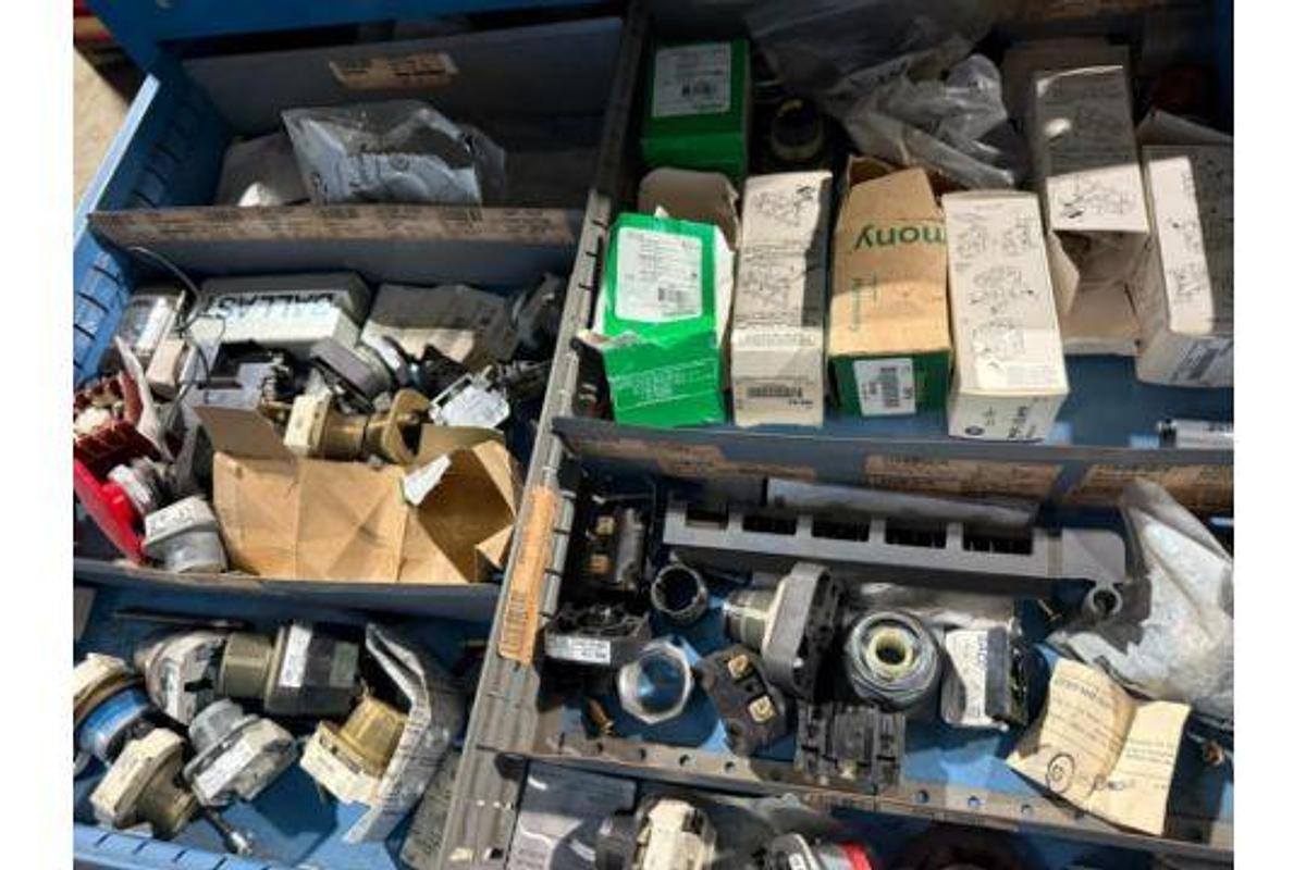 Used LYON 11 DRAWR TOOL CABINET CONTENTS NOT INCLUDED