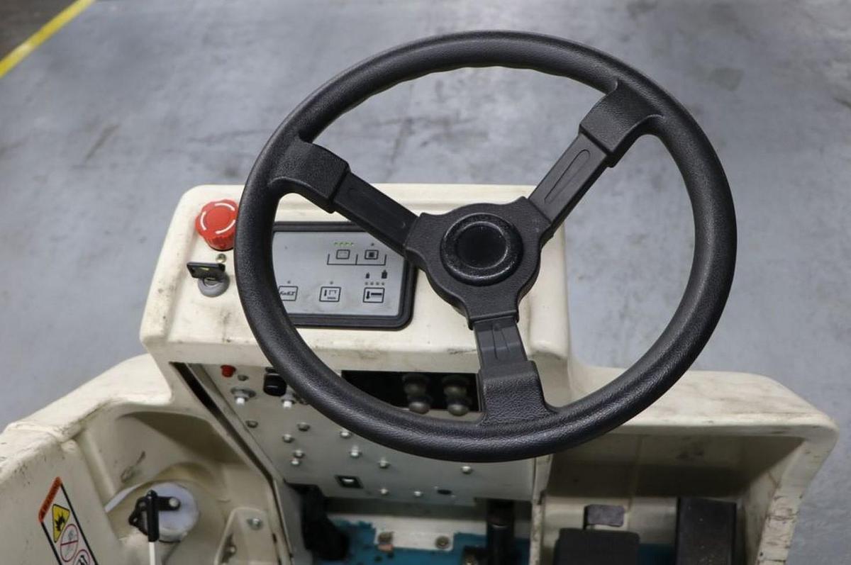 Used TENNANT MODEL 7200 INDUSTRIAL RIDER/SCRUBBER