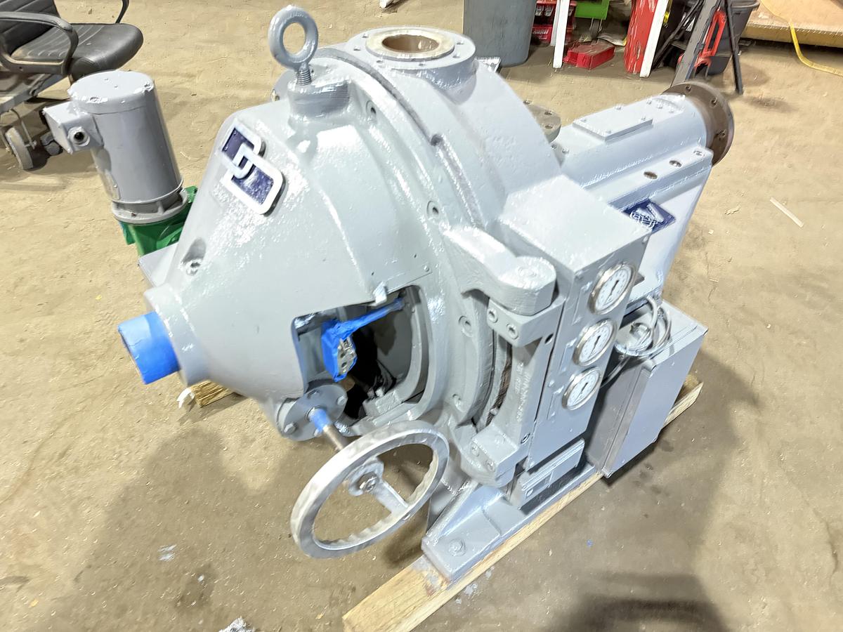 Used BELOIT DD4000 SERIES 24" DISC REFINER WITH NEW PLATES PLATES