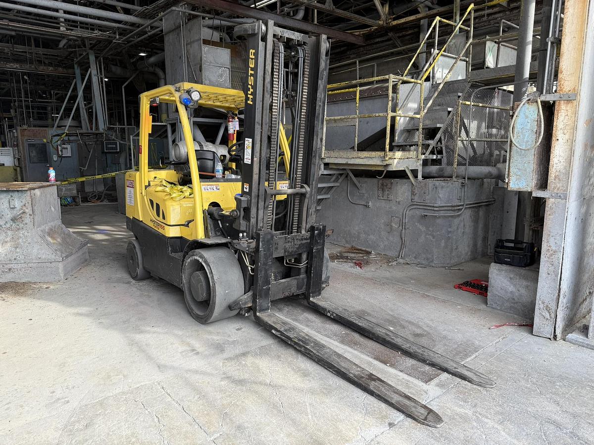 Used 6,000 POUND HYSTER MODEL E60XM2-33 ELECTRIC FORKLIFT