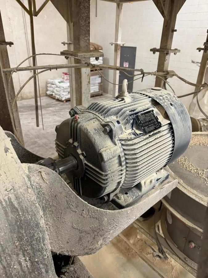 Used STAINLESS STEEL RIBBON BLENDER 135 CUBIC FEET