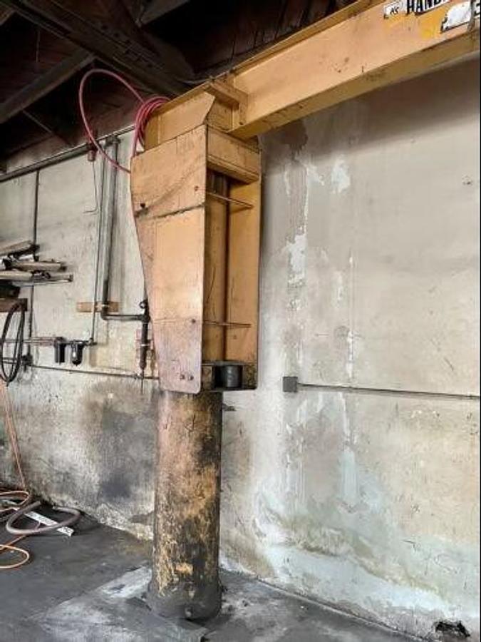 Used 3 TON HS JIB CRANE WITH YALE 3 TON PNEUMATIC CHAIN HOIST