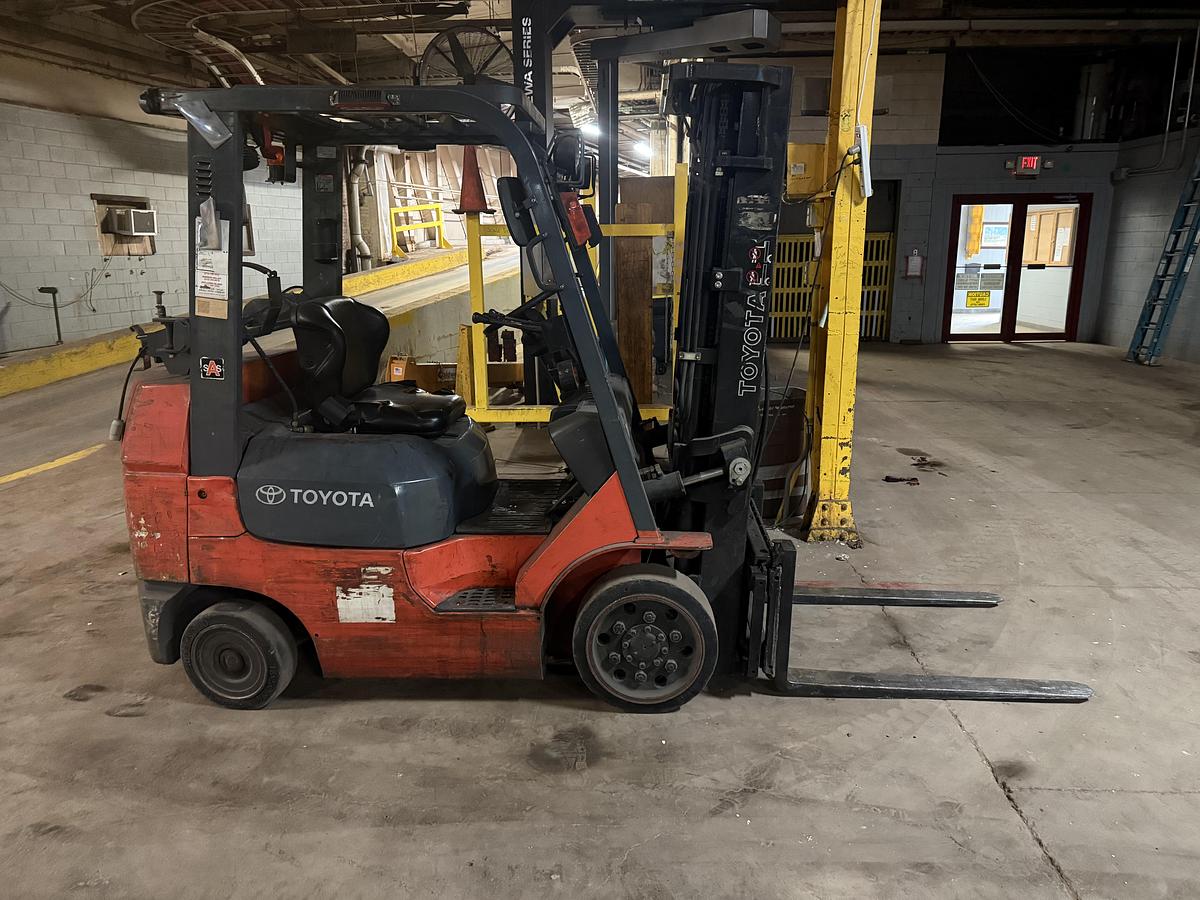 Used TOYOTA FORKLIFT