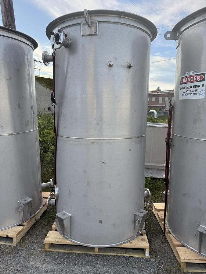 Used 740 GALLON 304 STAINLESS STEEL TANK 4' DIAMETER X 8' TALL