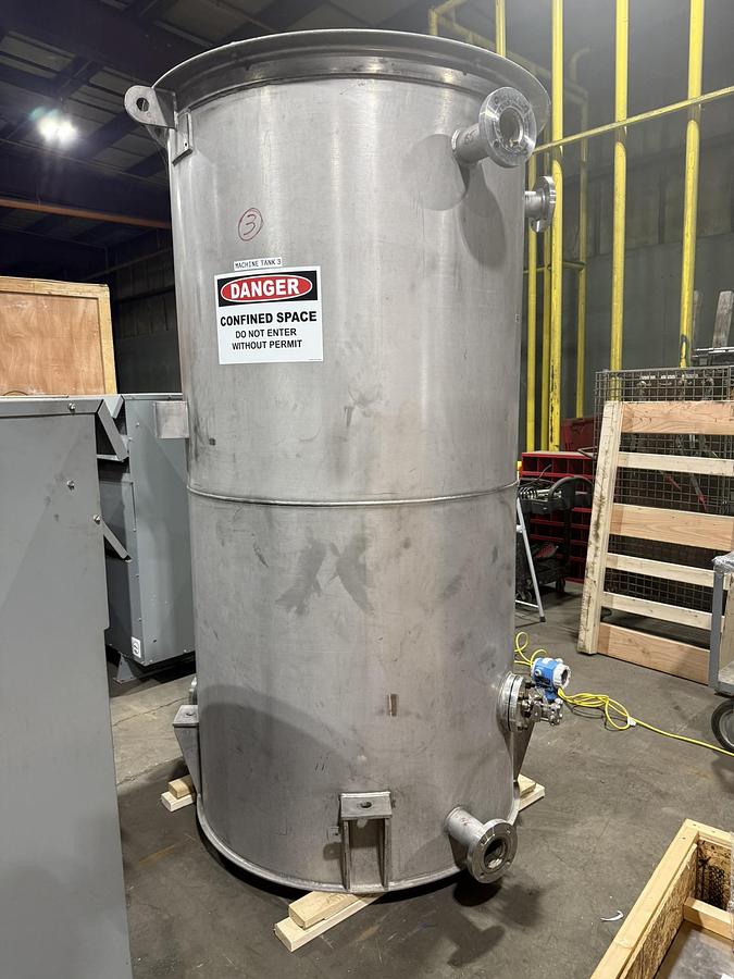 Used 740 GALLON 304 STAINLESS STEEL TANK 4' DIAMETER X 8' TALL