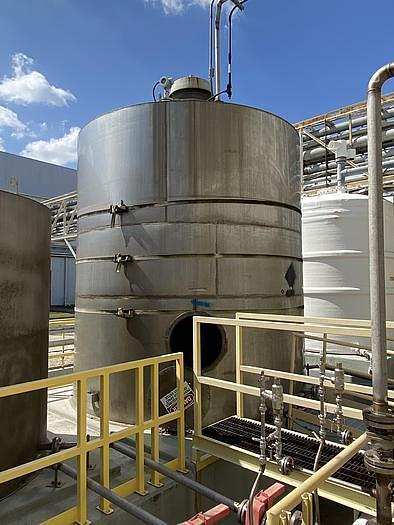 Used STAINLESS STEEL 10,000 GALLON VERTICAL STORAGE TANK