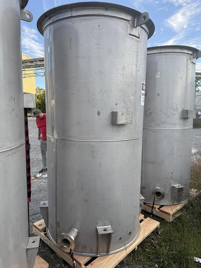 Used 740 GALLON 304 STAINLESS STEEL TANK 4' DIAMETER X 8' TALL