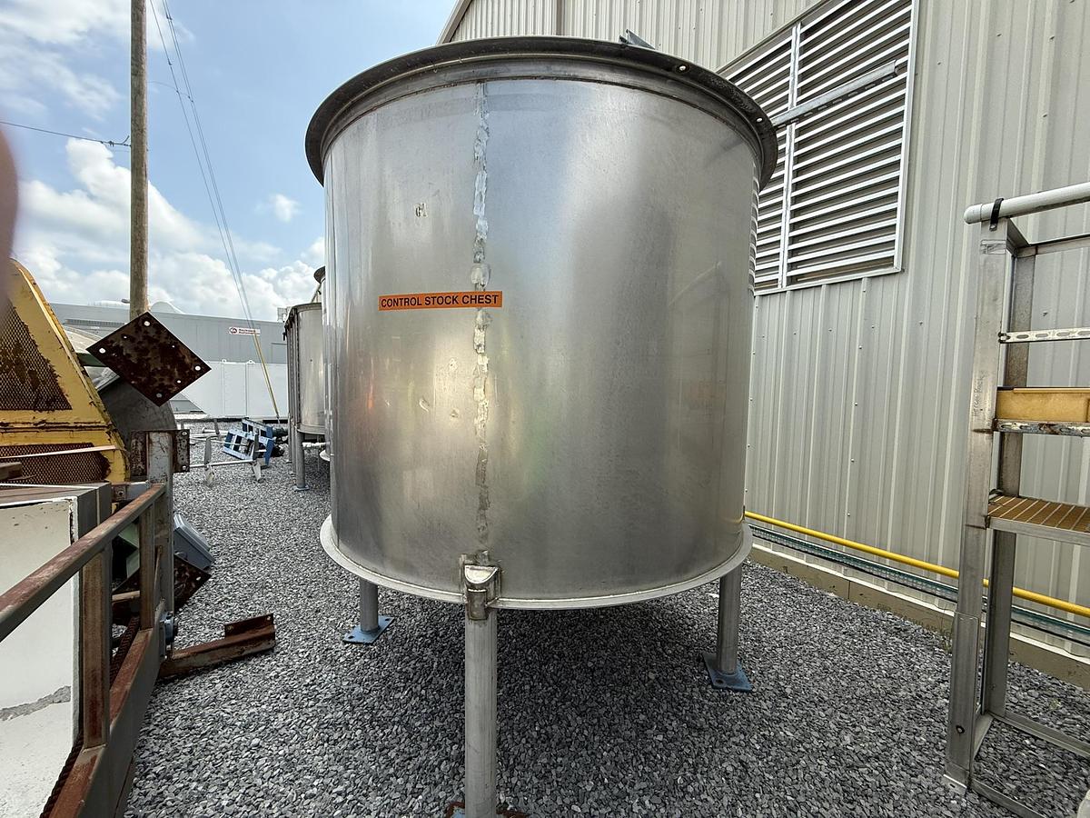 Used 3,000 GALLON 304 STAINLESS STEEL TANK
