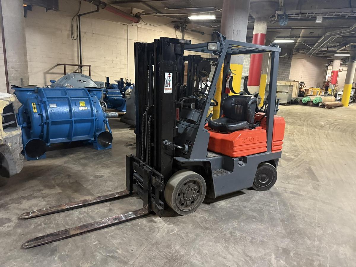 Used 5,000 POUND TOYOTA 5FGC25 FORKLIFT TRIPLE STAGE MAST