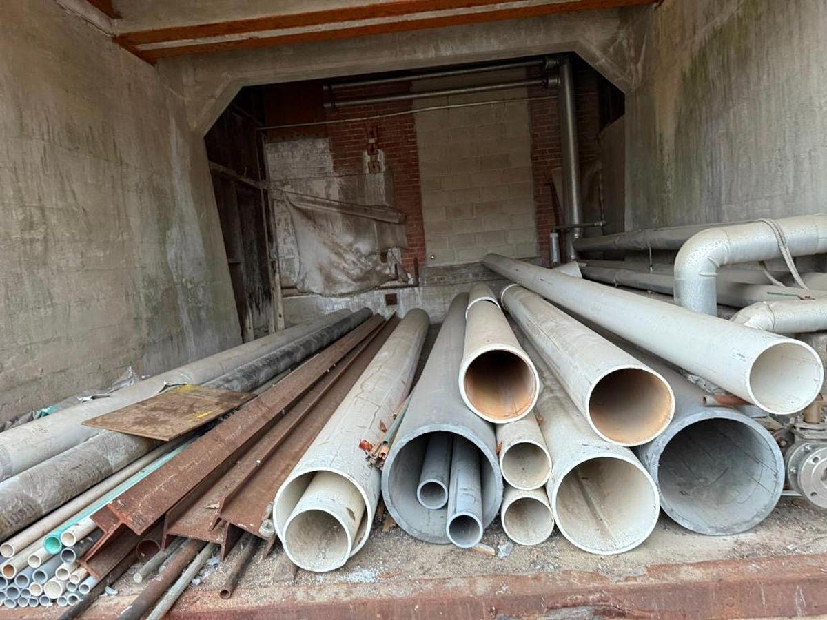 Used LARGE AMOUNT OF CAST, STAINLESS STEEL, ALUMINUM, GALVINIZED AND PVC PIPES