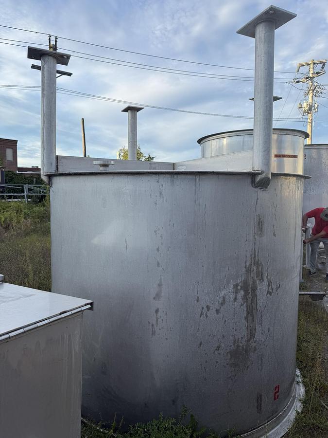 Used 304 STAINLESS STEEL TANK 7' DIAMETER X 6' TALL PLUS LEGS (9')