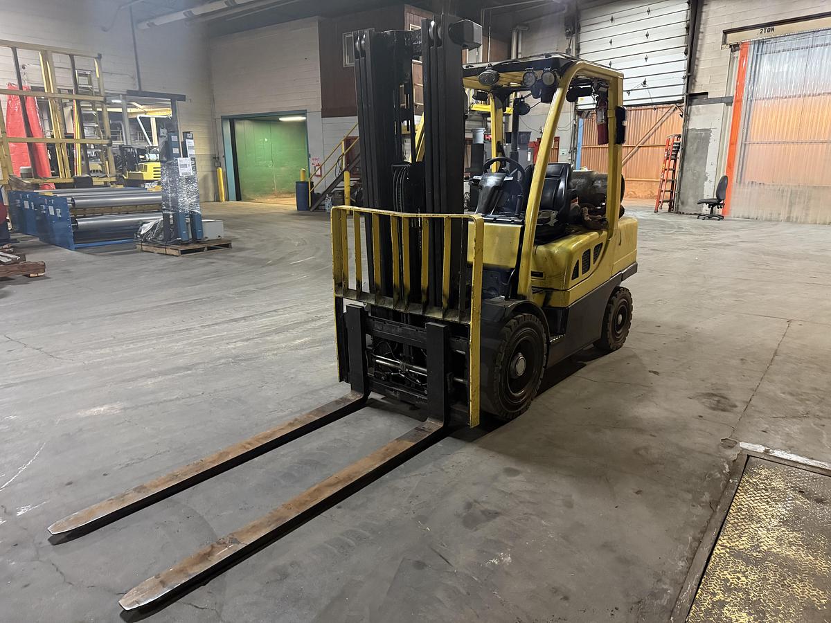 7,000 POUND HYSTER MODEL S70FT FORKLIFT