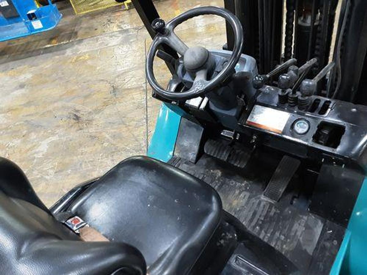 Used 14,000LB TOYOTA FORKLIFT MODEL 7FGCU70 2013 WITH VERY LOW HOURS