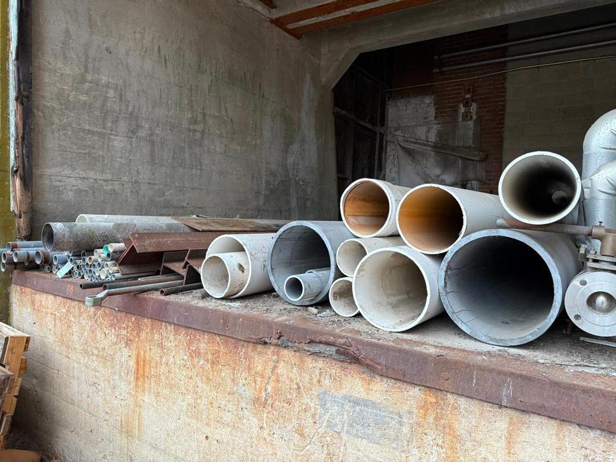 Used LARGE AMOUNT OF CAST, STAINLESS STEEL, ALUMINUM, GALVINIZED AND PVC PIPES