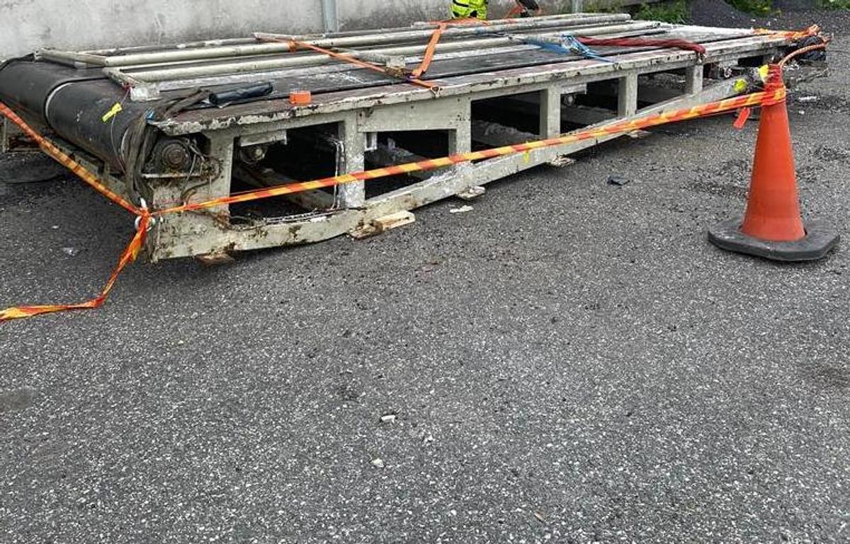 Used 118" (3000mm) WIDE JYLHAVAARA GUILLOTINE ROLL SPLITTER 60" DIAMETER