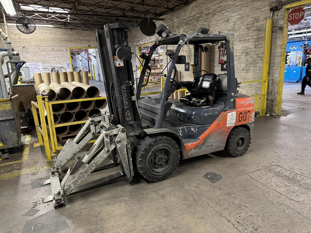 Used 6,000 POUND TOYOTA FORKLIFT MODEL 8FGU30 WITH PNUEMATIC TIRES 4,000 HOURS