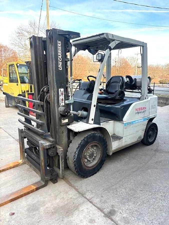 Used 8,000 LB CAPACITY NISSAN FORKLIFT WITH FORK POSITIONER