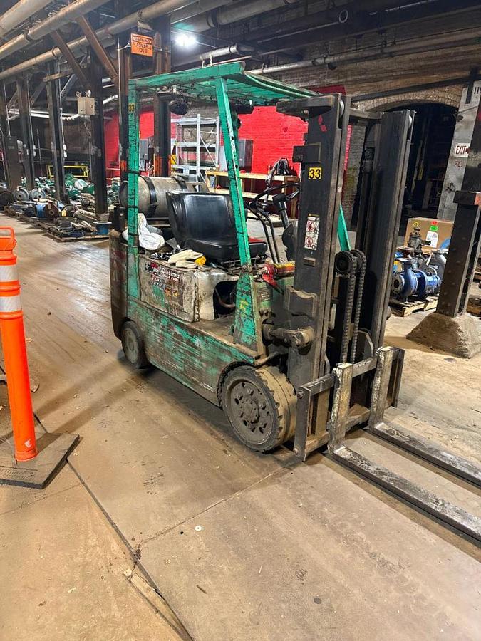 Used 3,000 POUND MITSUBISHI FORKLIFT