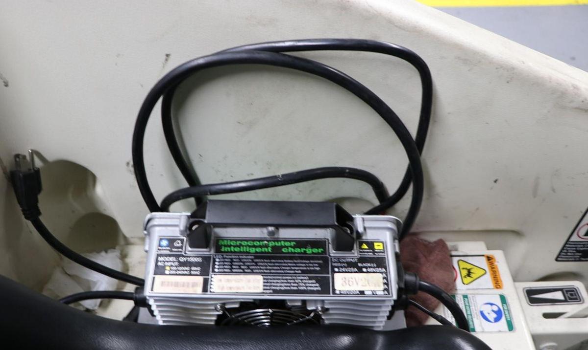 Used TENNANT MODEL 7200 INDUSTRIAL RIDER/SCRUBBER